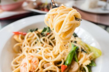 closeup spagetti çatal bıçak takımı ile beyaz tabakta. Italyan Mutfagi 