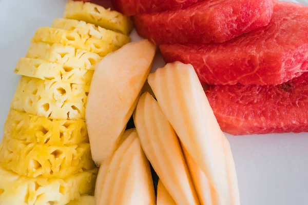 Primo piano Frutta tropicale fresca, ananas, melone e anguria su un piatto — Foto Stock