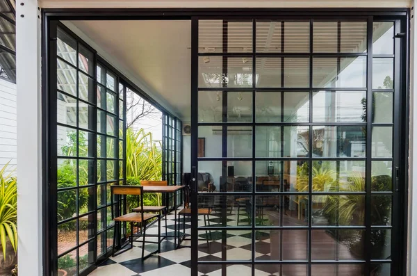 Beyaz bina modern metal yapılmış nakliye konteyner ve mobilya Dekorasyon 