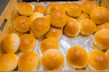 Birçok ahşap tepsi içinde yer rulo ekmek 