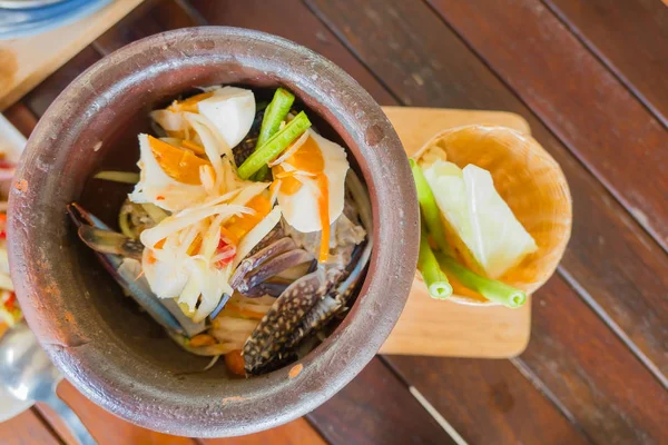 Salada de mamão Som Tum com ovo salgado e caranguejo em argamassa. comida picante tailandesa — Fotografia de Stock