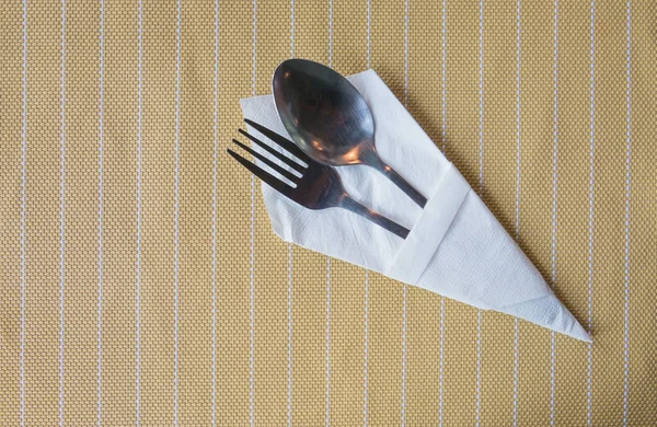 Arriba ver conjunto cuchara y tenedor se colocan en la mesa — Foto de Stock