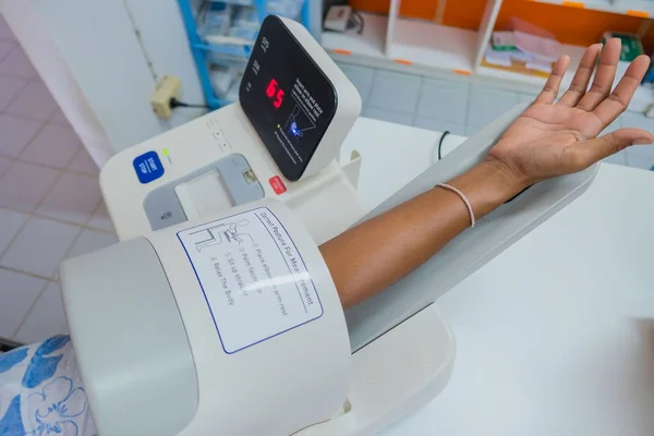 dijital ekipman ile hastanede kan basıncı kontrol 