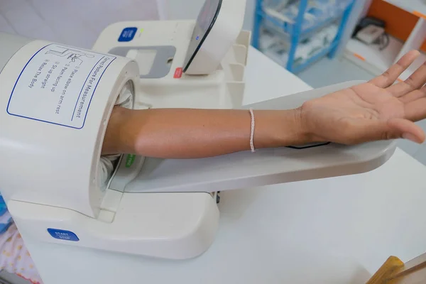 Перевірка артеріального тиску в лікарні за допомогою цифрового обладнання — стокове фото