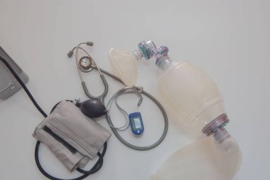 Beyaz bir arka plan üzerinde tıbbi donatımı ayarla 