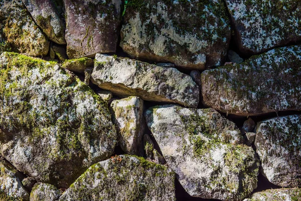 Stos kamieni i mech rośliny dla tła i Tapety — Zdjęcie stockowe