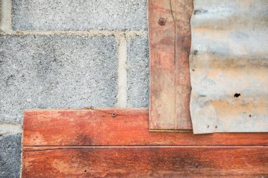 Gri tuğla ve ahşap ve galvanizli demir levhalar eski duvar. İçin duvar kağıdı