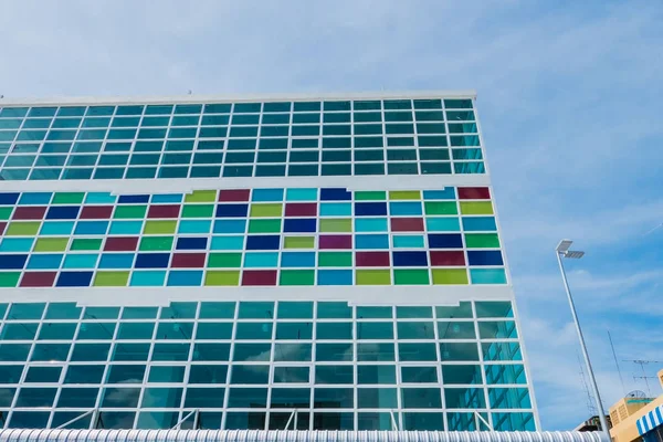 현대 건물 및 패턴에 대 한 다채로운 유리 제와 하늘 배경 — 스톡 사진