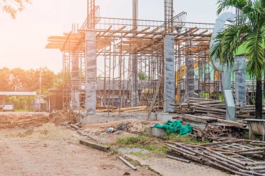 Bina inşaat ve gökyüzü arka plan altında  