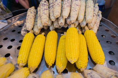 yığın sarı mısır kaynatın içinde belgili tanımlık çarşı 