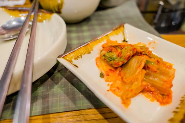 Kimchi dans l'assiette sur la table, nourriture coréenne — Photo