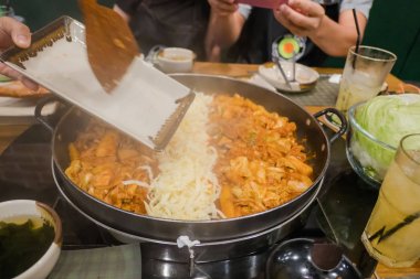 Dak Galbi Kore baharatlı yemek sıcak tava 