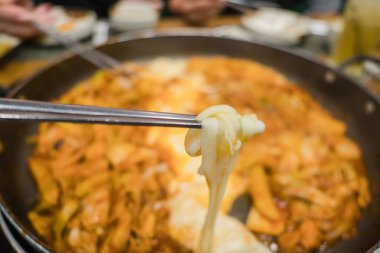 Çubukla peynirli. Dak Galbi Kore baharatlı yiyecek arka plan 