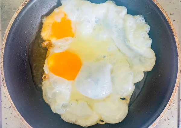 Frito dois ovos em uma panela — Fotografia de Stock