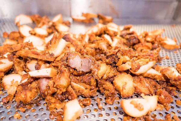 Closeup Pilha de porco frito cozido no mercado — Fotografia de Stock