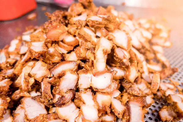 Closeup Pilha de porco frito cozido no mercado — Fotografia de Stock