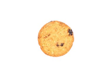 Beyaz arka planda izole edilmiş çikolata parçacıklı kurabiyeler.