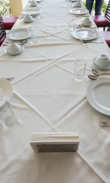 Обеденный стол в ресторане блюдо, ложка, вилка, стекло — стоковое фото