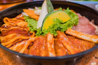 Shabu veya sukiyaki et ve sebze daire çanak üzerinde ayarla 