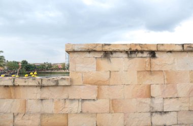 Duvar kağıdı ve gökyüzü arka plan için turuncu tuğla duvar 