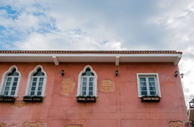 İtalyan tarzı turuncu yapı ve gökyüzü arka plan 