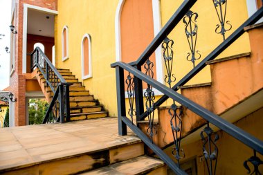 İtalyan tarzı turuncu yapı ve merdiven 