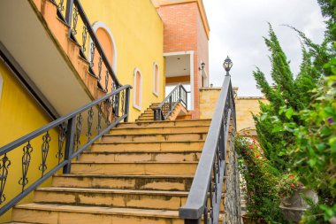 İtalyan tarzı turuncu yapı ve merdiven 