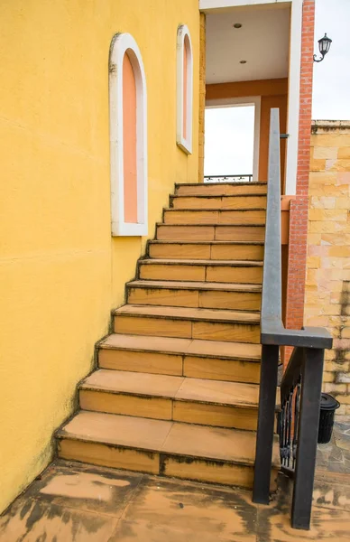이탈리아 스타일 오렌지 건물 및 계단 — 스톡 사진
