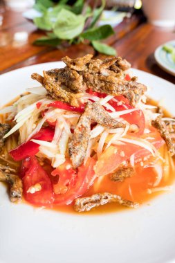 Yengeç ile som Tum Papaya salatası. baharatlı Tayland gıda