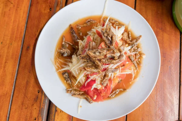 Salade de Som Tum Papaya au crabe. nourriture thaï épicée — Photo