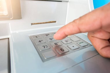 para banknot çekilmesi için giren acil şifre el closeup Atm makine ve parmak