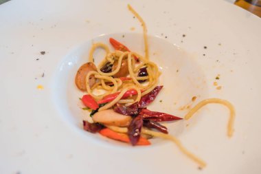 closeup spagetti beyaz tabakta. İtalyan tarzı yemek 