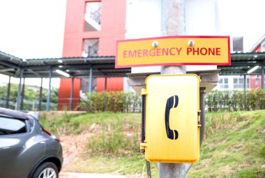Park açık sarı acil telefon kulübesi. 