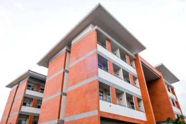 Yüksek doğmak bina ve gökyüzü arka plan modern desen .