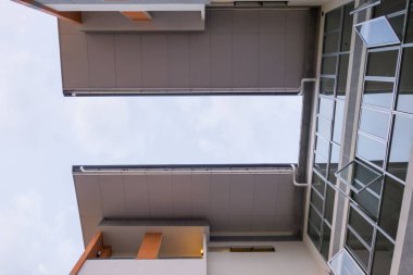 Yüksek doğmak bina ve gökyüzü arka plan modern desen .