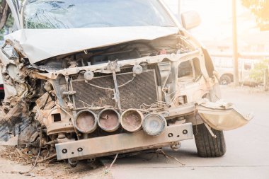 Araba kazası kaza yolda. Beceri onarmak istediğiniz.