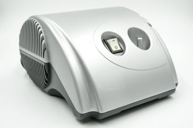 Beyaz arka plan üzerinde Nebulizatör tıbbi donatımın kırpma yolu ile dosya .