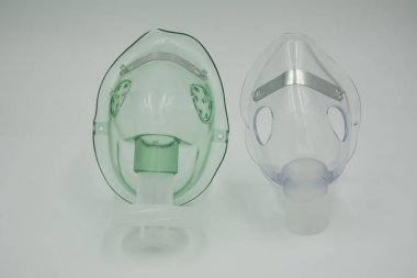 maske oksijen tüpü dosyasının kırpma yolu ile beyaz arka plan üzerinde tıbbi ekipman .