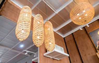 Modern ahşap lamba tavanda asılı .