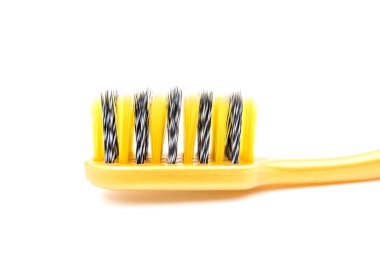 Beyaz bir arka plan üzerinde izole Closeup yeni sarı diş fırçaları.