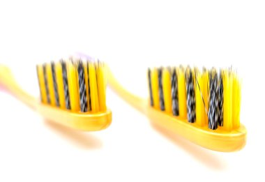 Beyaz bir arka plan üzerinde izole Closeup yeni sarı diş fırçaları.