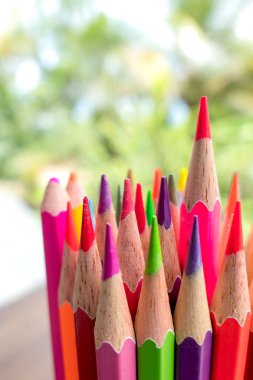 Portre renkli kalem boya kalemleri ahşap masa arka plan üzerinde kalemleri .