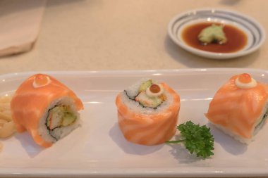 Taze somon ile closeup suşi rulo beyaz plaka. Japon tarzı gıda .