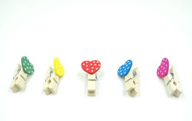 Beyaz arka plan üzerinde izole Sevgililer kavramı için kalp şekli tasarımı ile Renkli mandal. Metin ve görüntüler için alan .