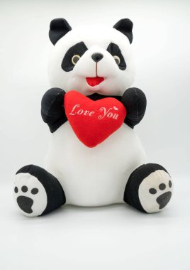 Panda bebek ve kırmızı kalp love you beyaz arka plan üzerinde izole .