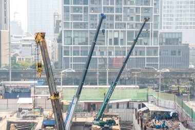 Bangkok, Tayland 6 Ocak 2018: City, bir bina yapım aşamasında bağlı vinç binanın İnşaat.