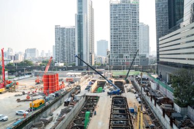 Bangkok, Tayland 6 Ocak 2018: City, bir bina yapım aşamasında bağlı vinç binanın İnşaat.