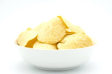 Beyaz arka plan üzerinde izole bir kabın içinde kızarmış sarı patates cipsi .