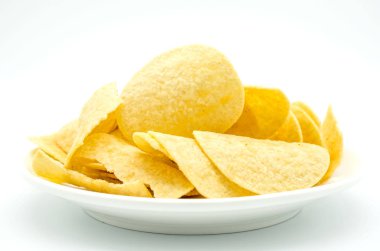 Beyaz arka plan üzerinde izole bir kabın içinde kızarmış sarı patates cipsi .