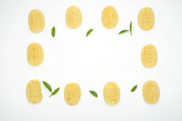 Chipsy Ziemniaczane Smażone Żółty Zielony Liść Białym Tle — Zdjęcie stockowe